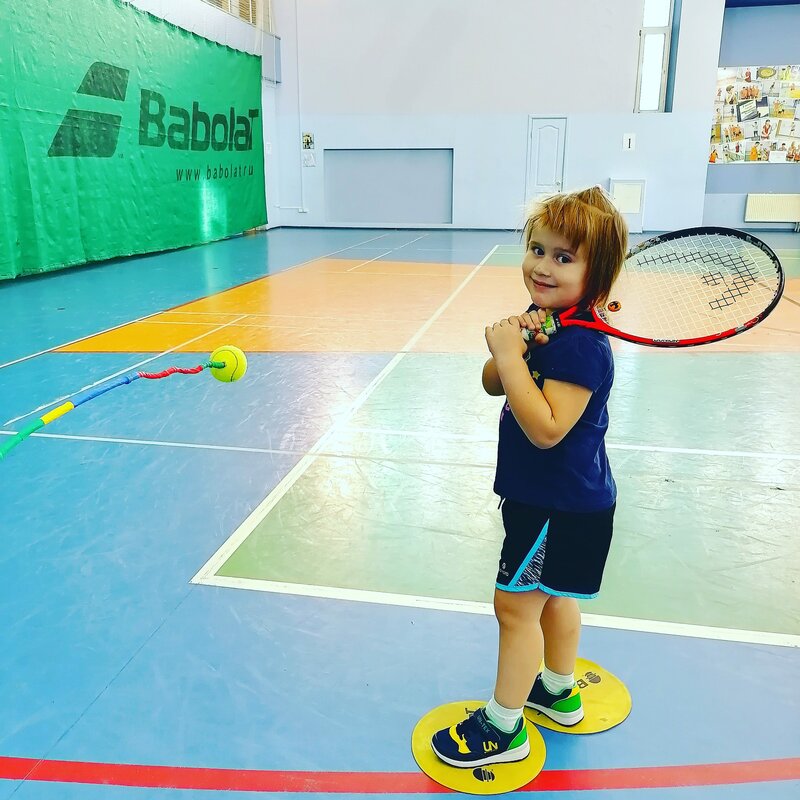 Ребенок на первой тренировке по теннису в Court and Racket