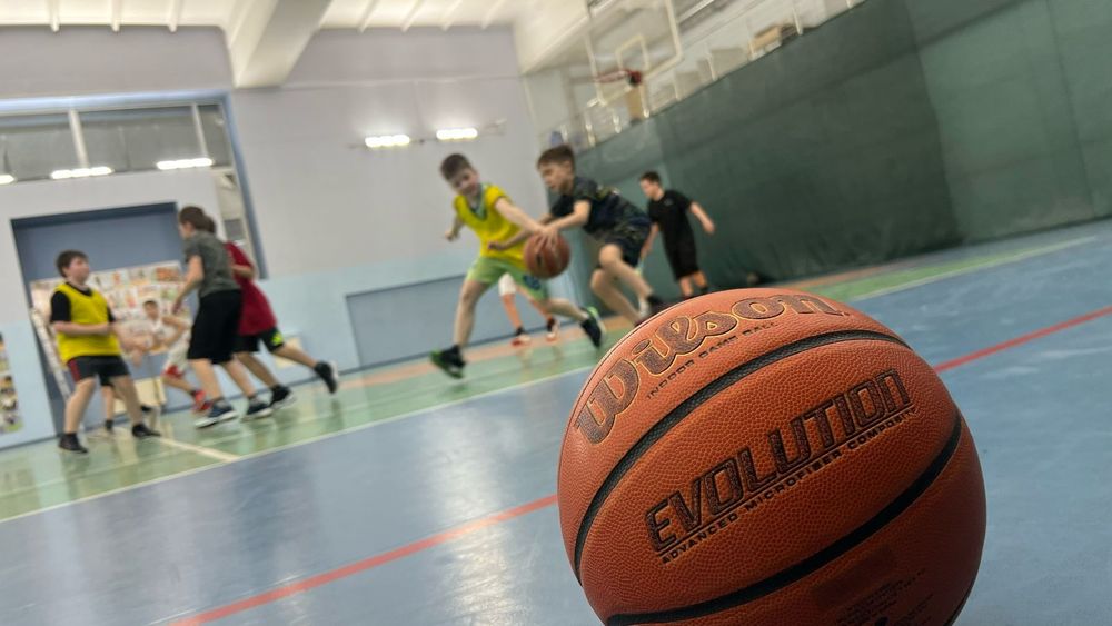 Баскетбольный мяч и игроки на площадке Court and Racket