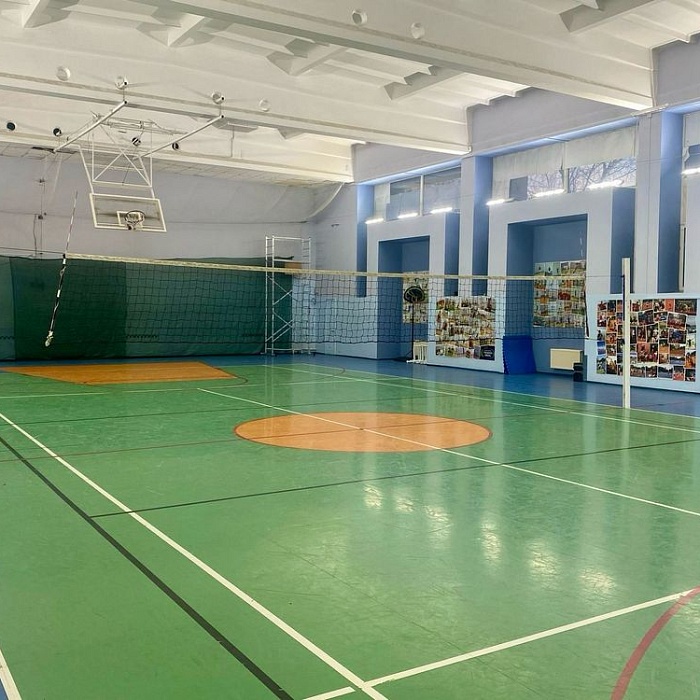 Волейбольная сетка в спортивном зале Court and Racket